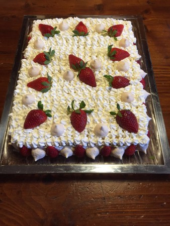 TORTA CON CIALDE DI PASTAFROLLA, CREMA PASTICCERA E FRAGOLE