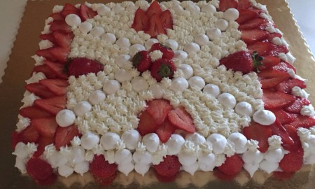 TORTA CON CIALDE DI PASTAFROLLA, CREMA PASTICCERA E FRAGOLINE DI BOSCO